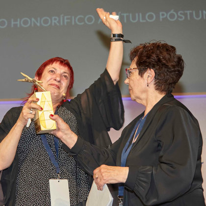 Mujeres recibiendo el premio ForoAE