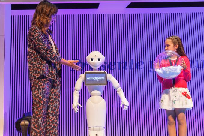 Robot en el Foro Premios Albert Jovell 2018