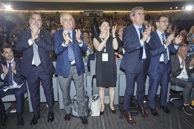 Gente aplaudiendo en el Foro AE de 2022