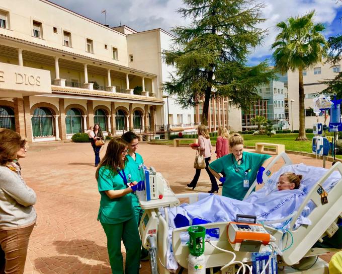 Mujer en camilla en el jardín del hospital