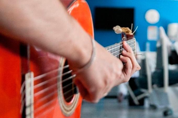 La musica cura con una guitarra