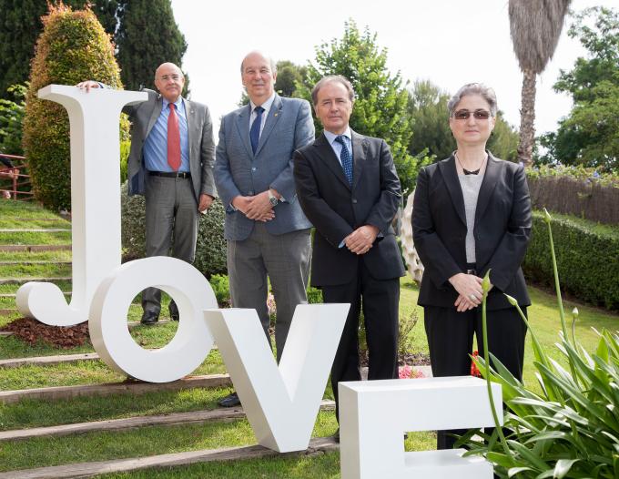 Impulsores del Foro Premios Jovell en el jardín de UIC Barcelona