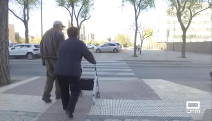 Mujer pasando paso de peatones