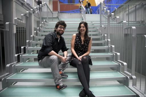 Chicos en escaleras